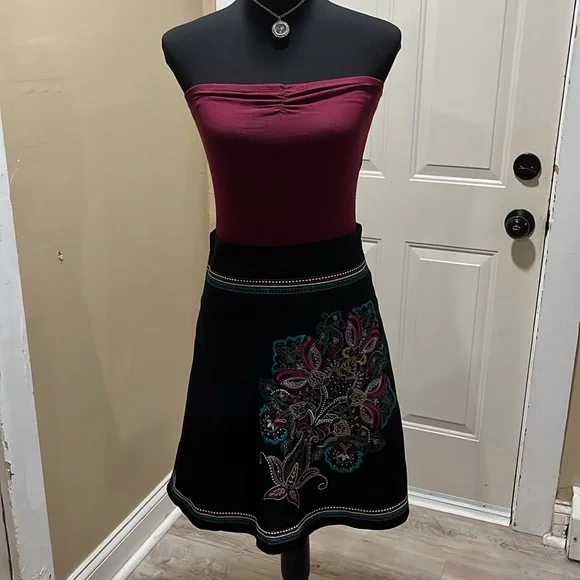 Beautiful embroidered skirt - Picture 3 of 3